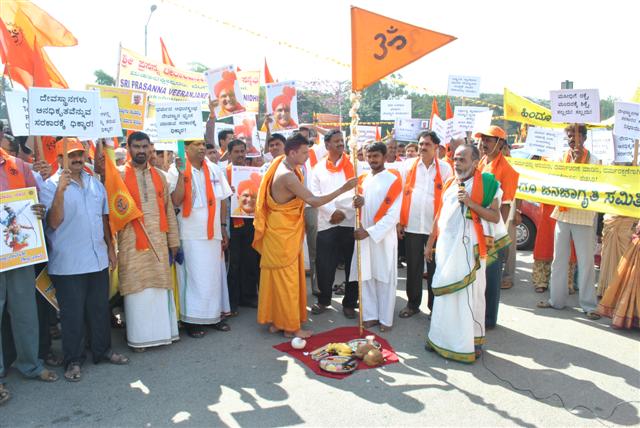 Poojan of 'Dharmadhvaja' at the start of the protest rally